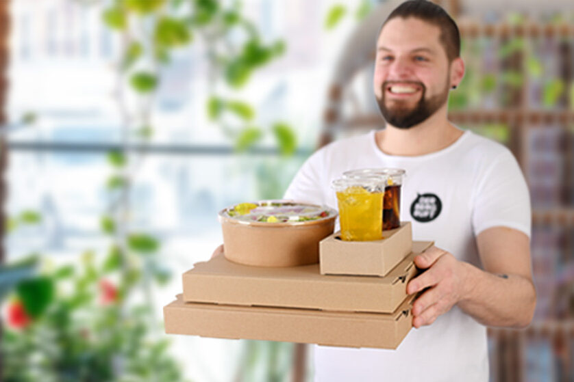 Lieferservice Mann mit Bechern, Pizzakartons, Salatschale